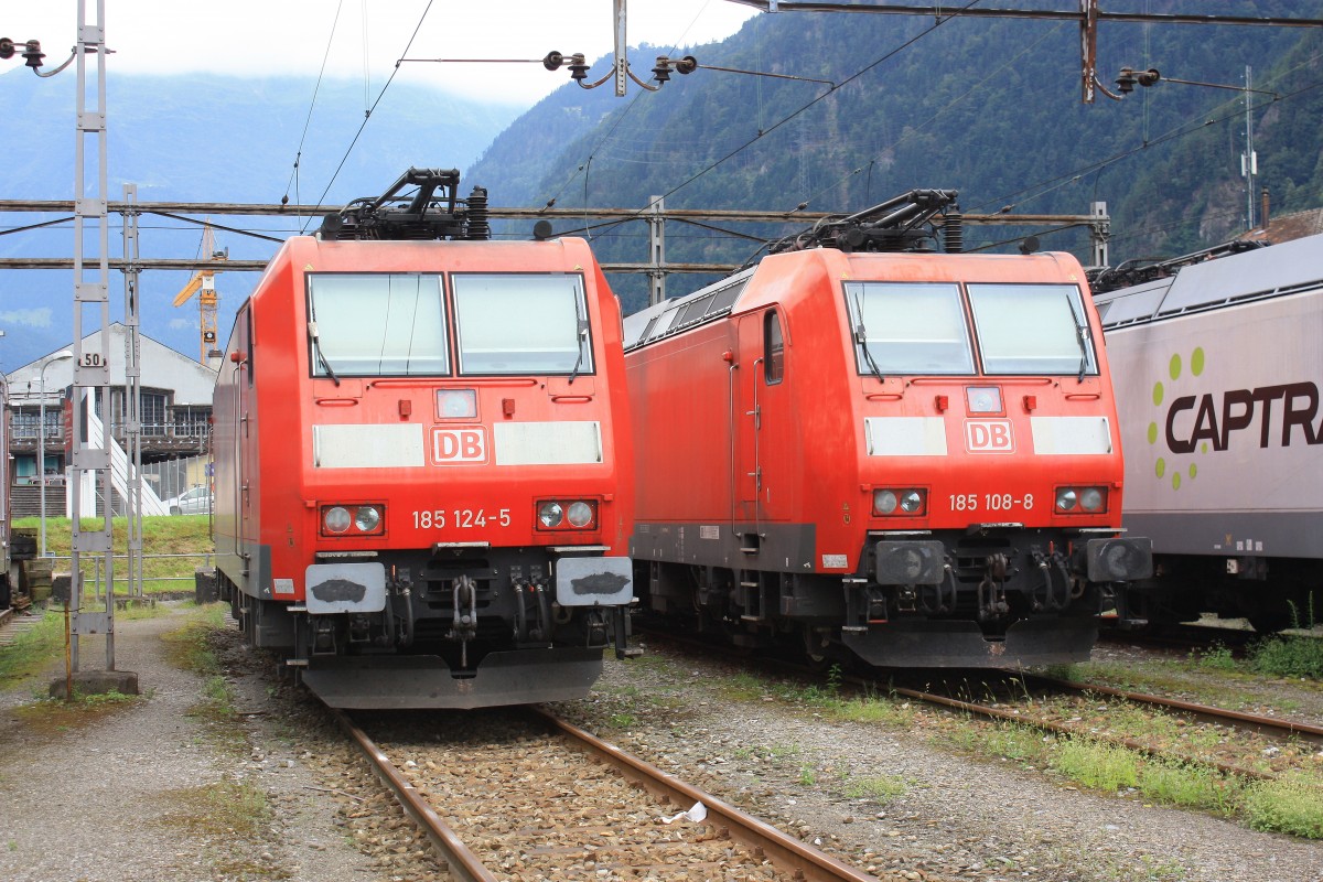 185 124-5 und 185 108-0 waren am 20. August 2014 im Depot von Erstfeld abgestellt.