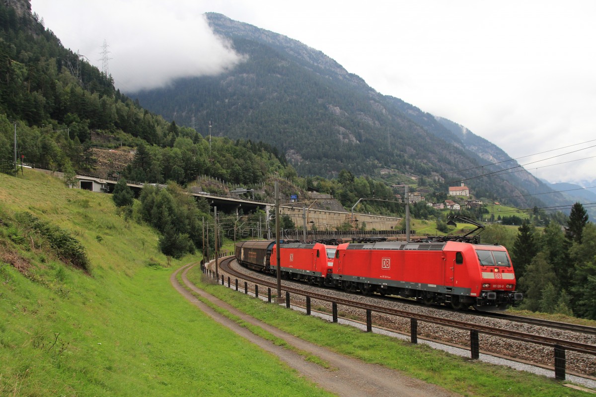 185 126-0 und 185 xxx waren am 20. August 2014 bei Wassen in Richtung Gotthard unterwegs.