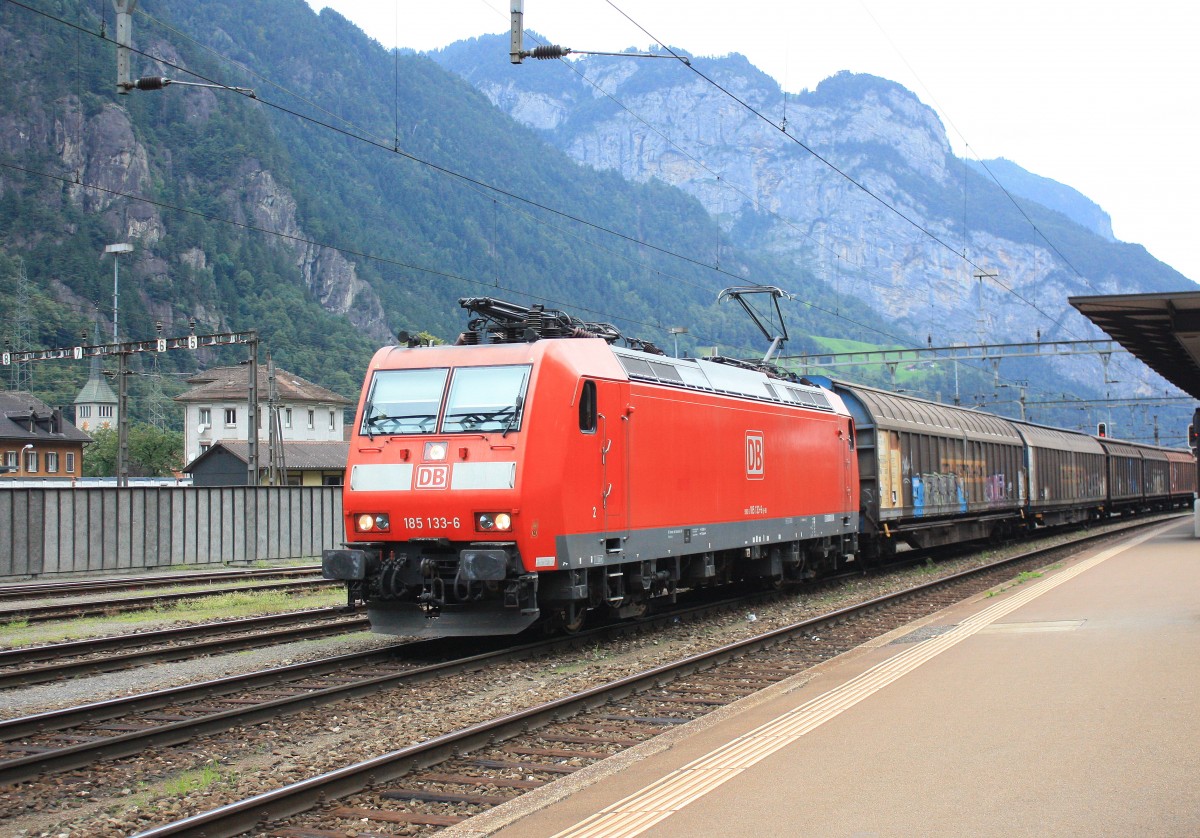 185 133-6 bei der Einfahrt in den Bahnhof von Erstfeld am 20. August 2014.