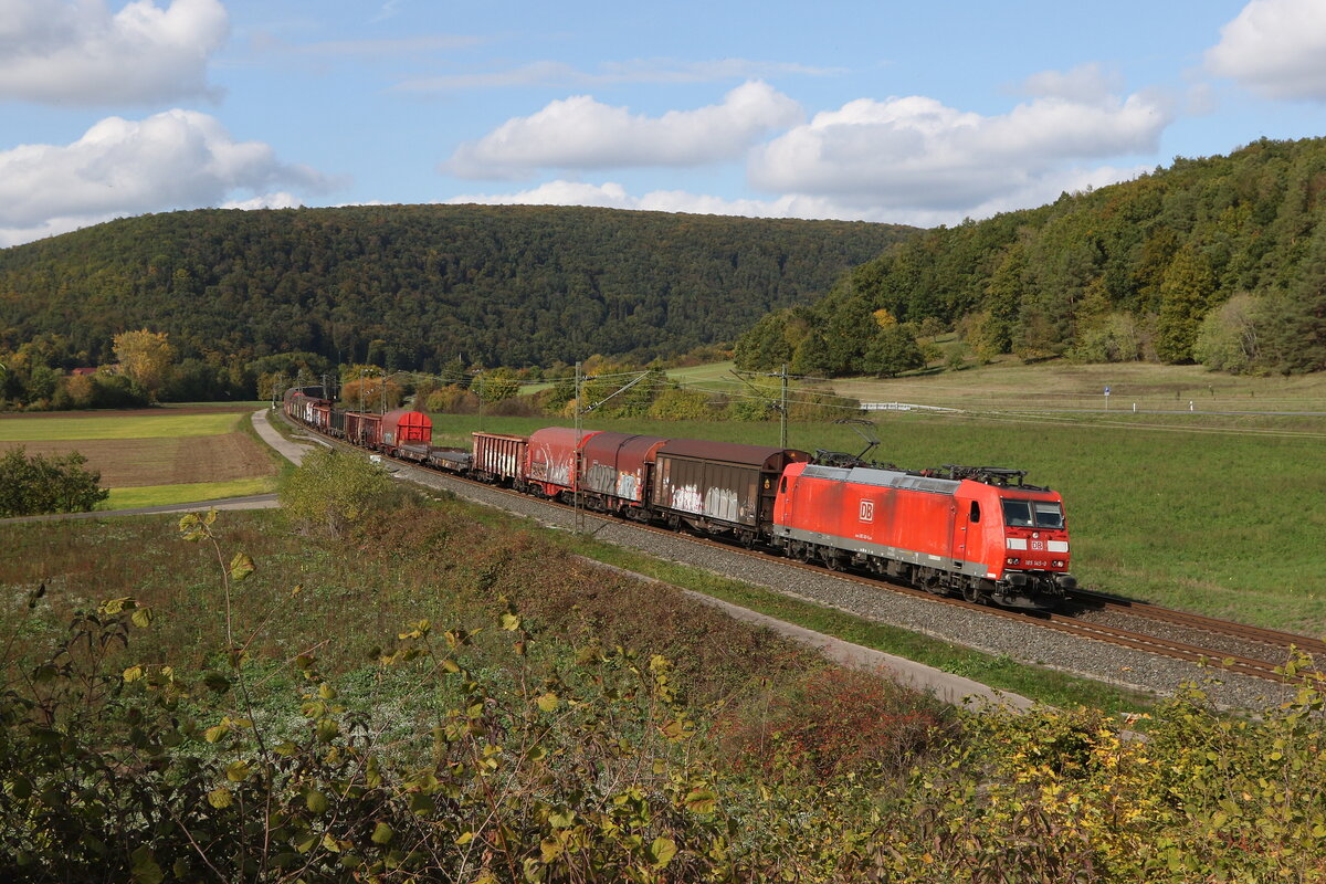 185 145 mit einem gemischten Gterzug am 11. Oktober 2022 bei Harrbach im Maintal.