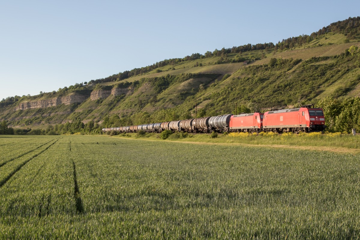 185 147-6 und 185 198 mit einem Kesselwagenzug am 15. Mai 2015 bei Thngersheim.