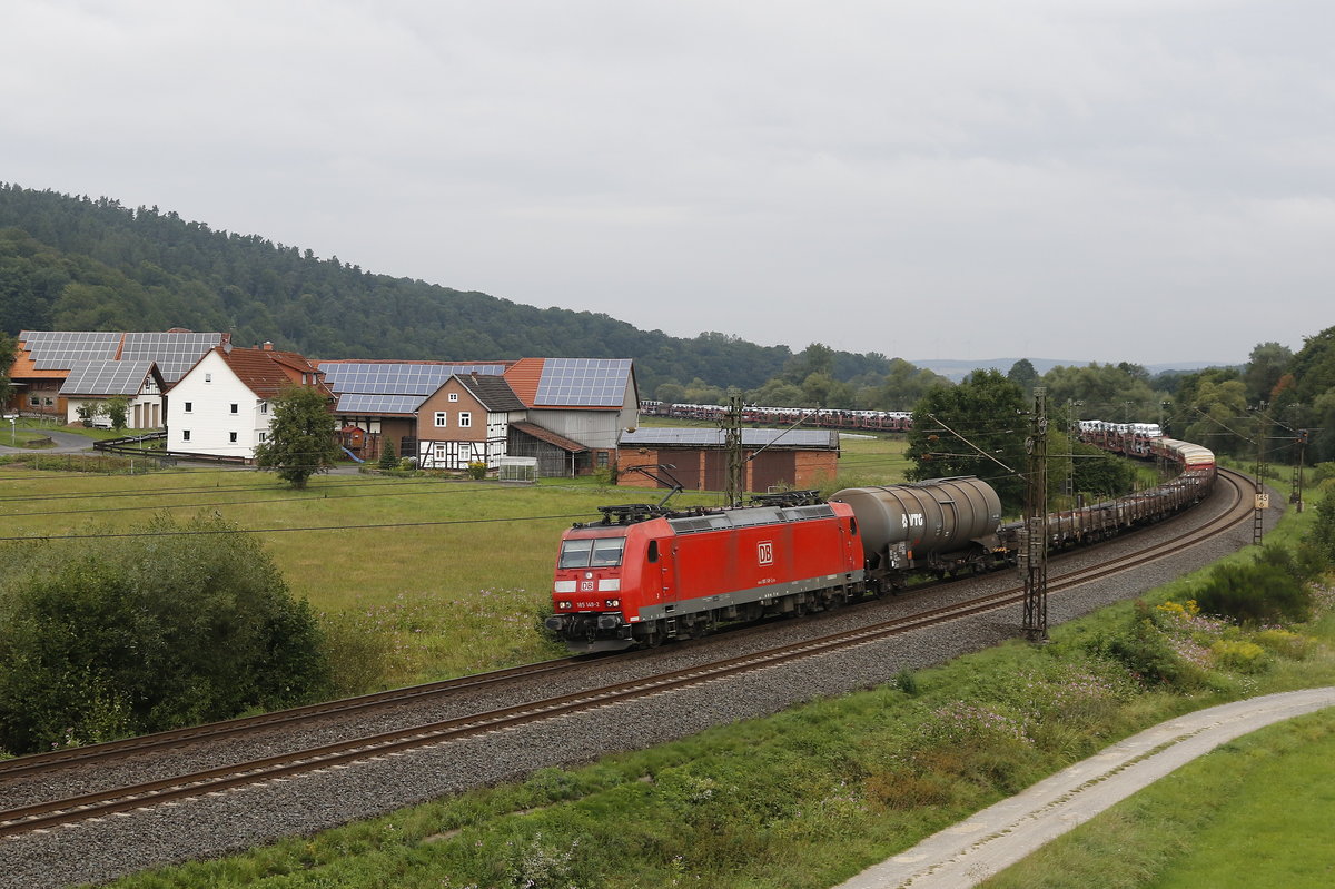 185 149-2 mit einem gemischten Gterzug am 10. August 2017 aus Kassel kommend bei Hermannspiegel.