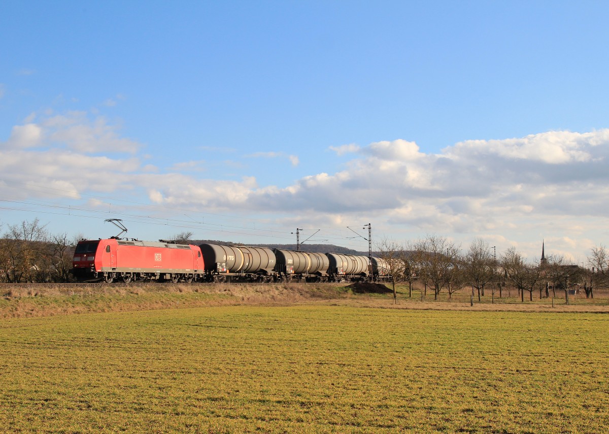 185 153-4 mit einem Kesselwagenzug am 20. Februar 2014 bei Thngersheim.