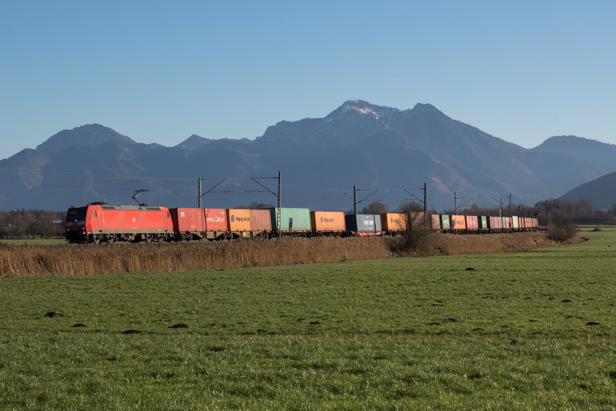185 158-3 mit einem Containerzug am 5. Dezember 2015 bei Bernau am Chiemsee.