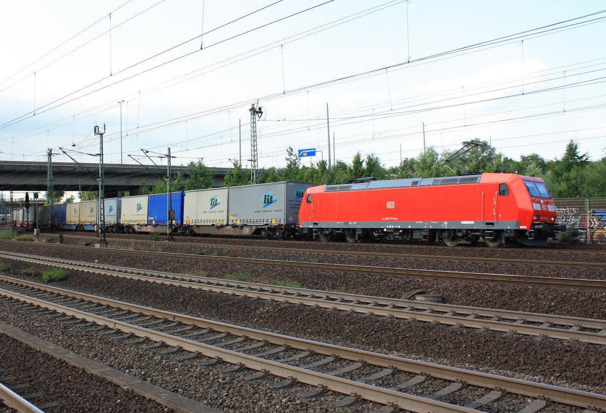185 171-6 durchfhrt am 31. Juli 2013 den Bahnhofsbereich von Hamburg-Harburg.