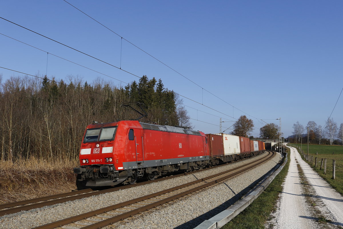 185 175 mit einem Containerzug aus Freilassing kommend am 17. November 2018 bei Grabensttt.