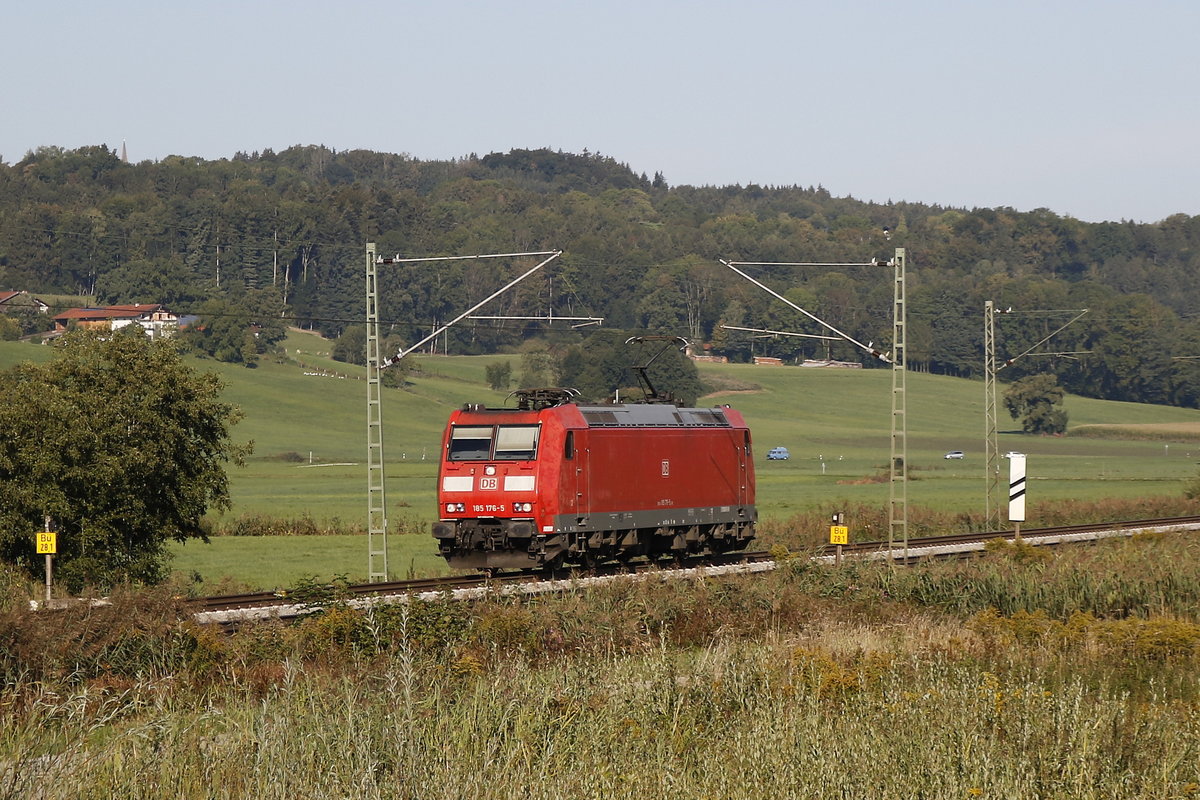 185 176 auf dem Weg nach Freilassing am 10. September 2018 bei Bernau am Chiemsee.
