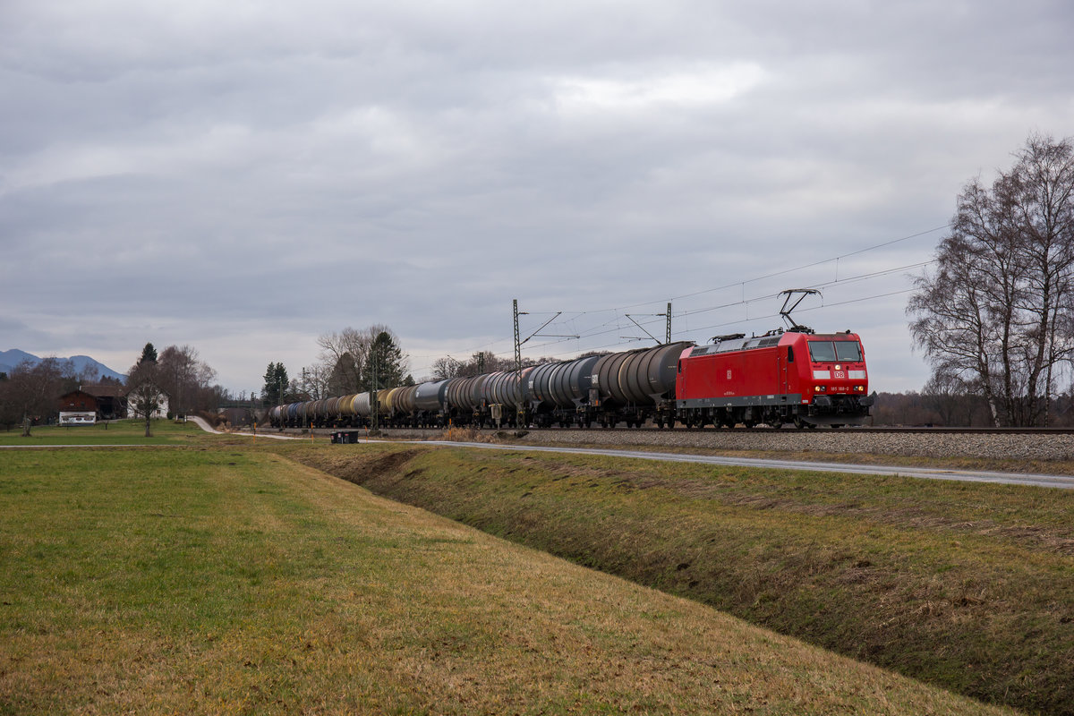 185 188-0 war am 28. Dezember 2016 mit einem Kesselwagenzug bei bersee in Richtung Freilassing unterwegs.
