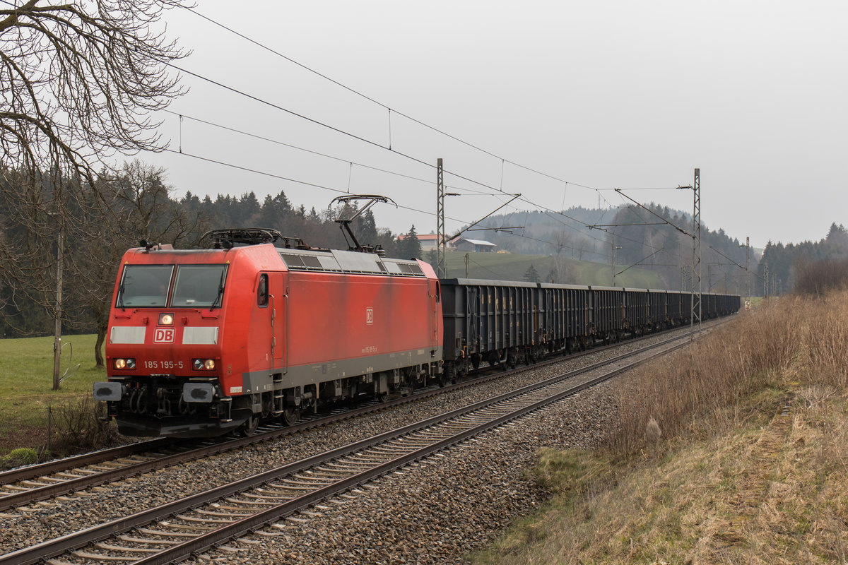 185 195-5 mit dem  Aicher-Stahlzug  aus Freilassing kommend am 25. Mrz 2016 bei Htt.