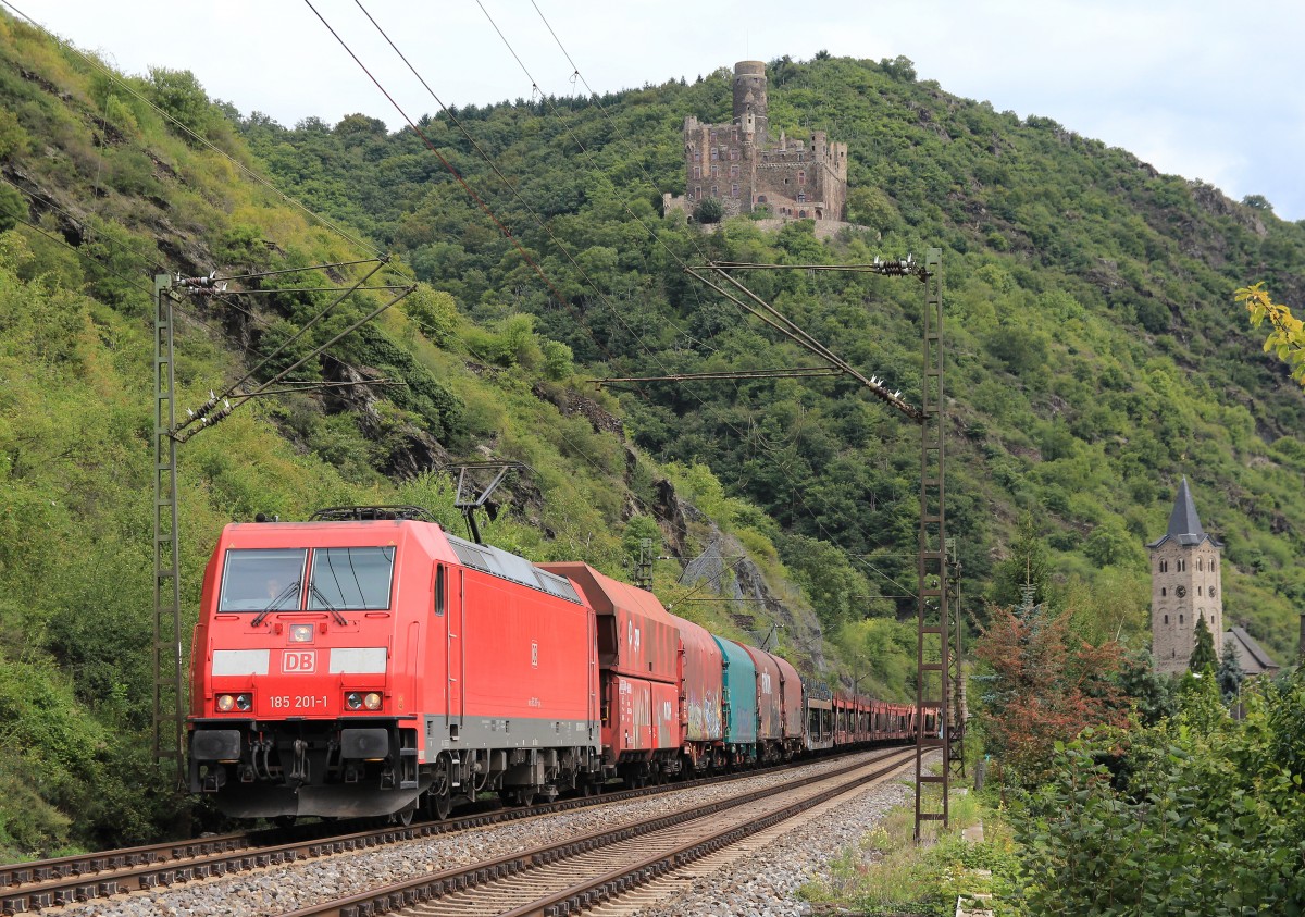 185 201-1 mit einem gemischten Gterzug am 21. August 2014 bei St. Goarshausen.