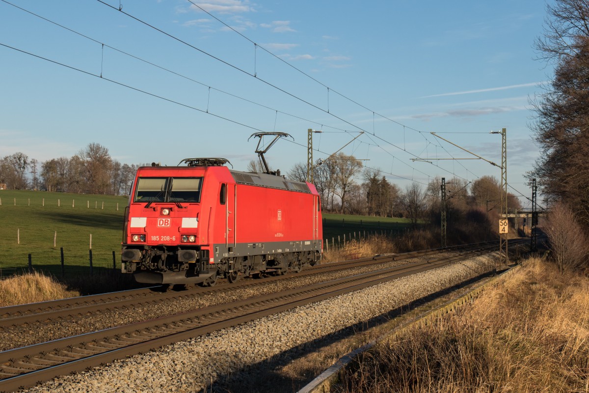 185 208-6 auf dem Weg nach Freilassing bei noch sonnigem Wetter am 28. November 2015 bei Vogl.