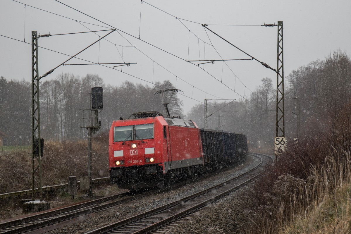 185 208-6 mit dem  Aicher-Stahlzug  am 28. November 2015 bei Vogl.