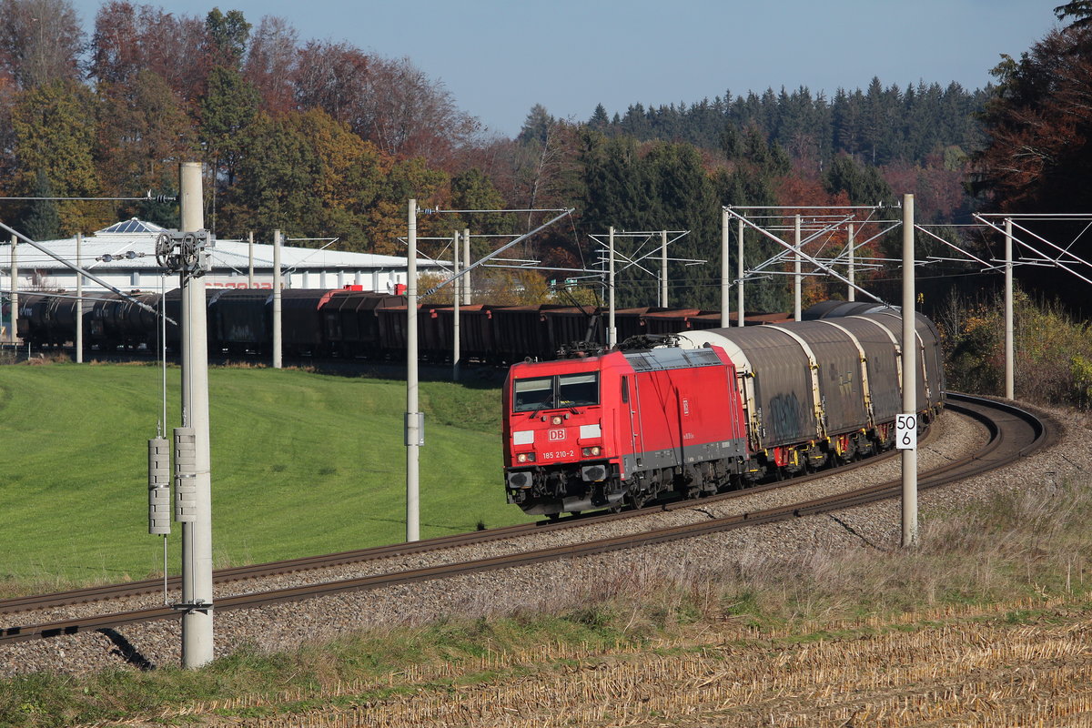 185 210-2 mit einem gemischten Gterzug am 31. Oktober 2016 bei Traunstein.