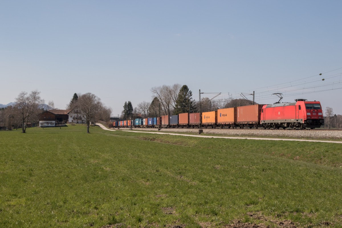 185 216-9 zieht am 8. April 2015 einen Containerzug durch den Chiemgau in Richtung Salzburg. Aufgenommen bei bersee am Chiemsee.