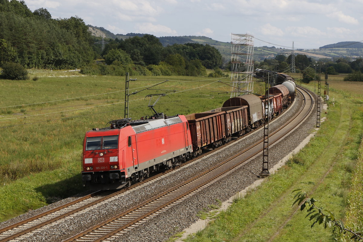 185 220-1 mit einem gemischten Gterzug aus Wrzburg kommend am 18. August 2017 bei Harrbach.