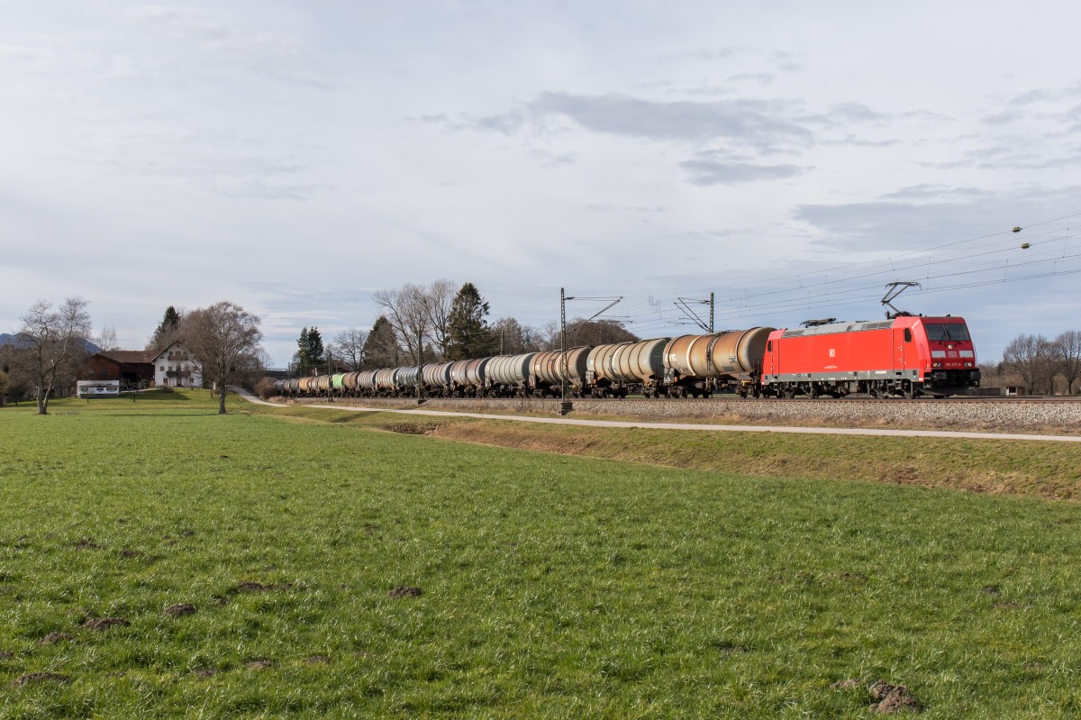 185 227-6 mit einem Kesselwagenzug am 9. Februar 2016 bei bersee auf dem Weg nach Salzburg.