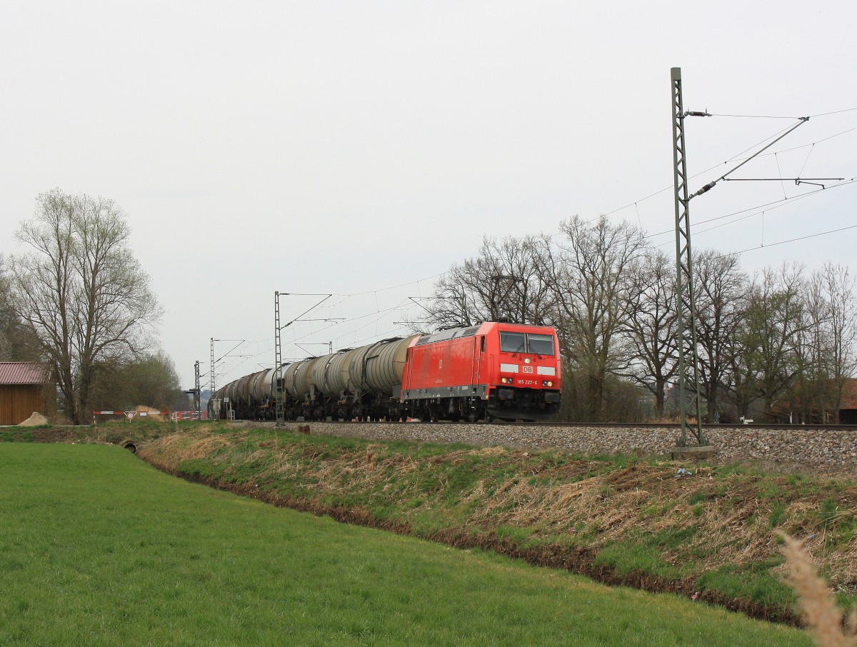 185 227-6 war am 3. April 2014 mit einem Kesselzug bei Weisham in Richtung Salzburg unterwegs.