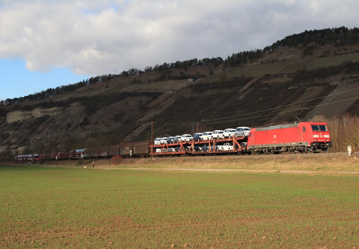 185 235-9 befrdert am 20. Februar 2014 einen gemischten Gterzug durch das Maintal.