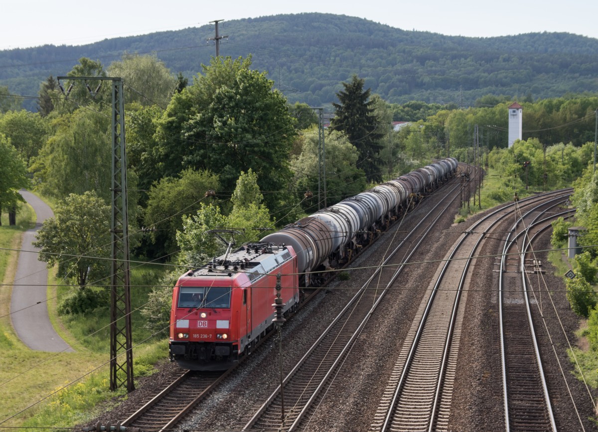 185 236-7 mit einem Kesselwagenzug kurz vor Gemnden am Main am 15. Mai 2015.