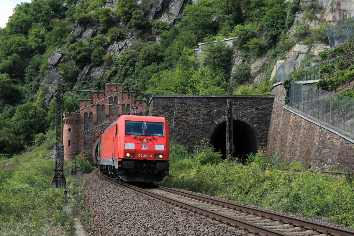 185 243-3 am 21. August 2014 bei der Ausfahrt aus dem  Loreley-Tunnel .