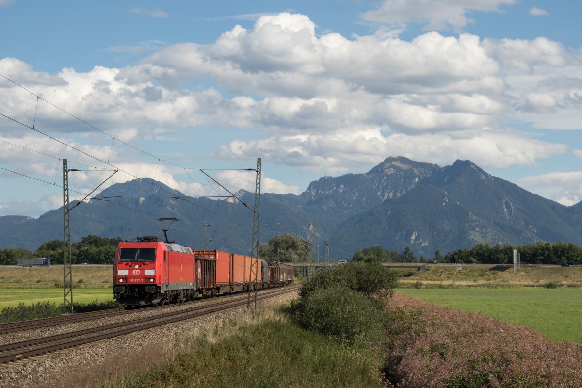 185 257-3 mit einem gemischten Gterzug am 24. August 2015 bei Bernau am Chiemsee.