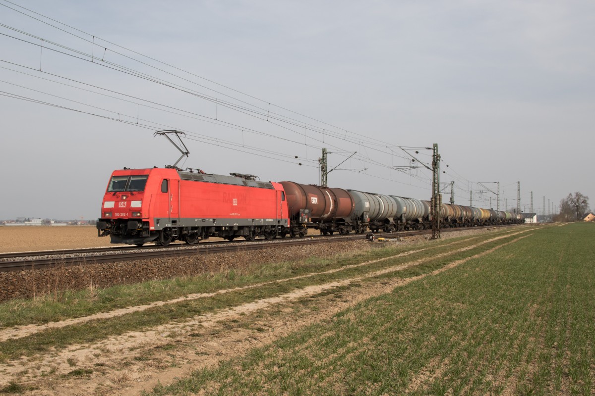 185 282-1 mit einem Kesselwagenzug am 9. April 2015 bei Mintraching.