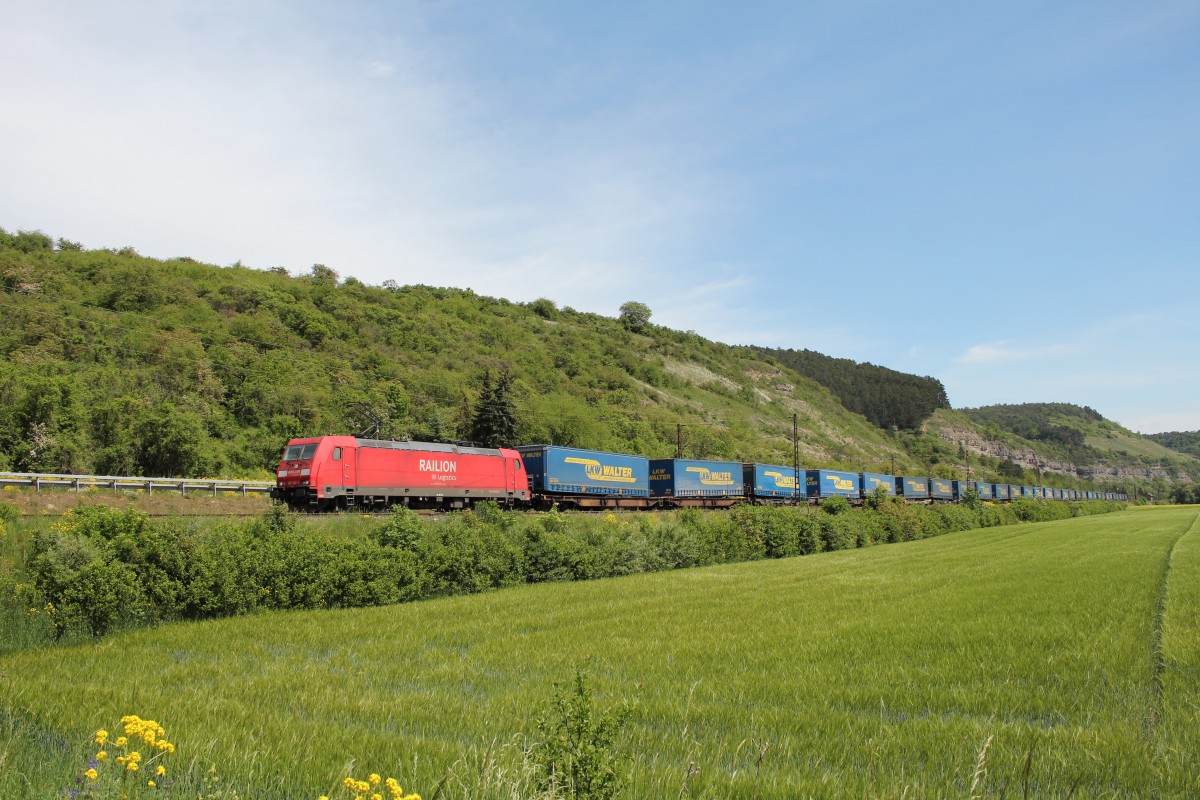 185 300-1 am 15. Mai 2015 mit dem  Walter-Zug  kurz vor Karlstadt am Main.