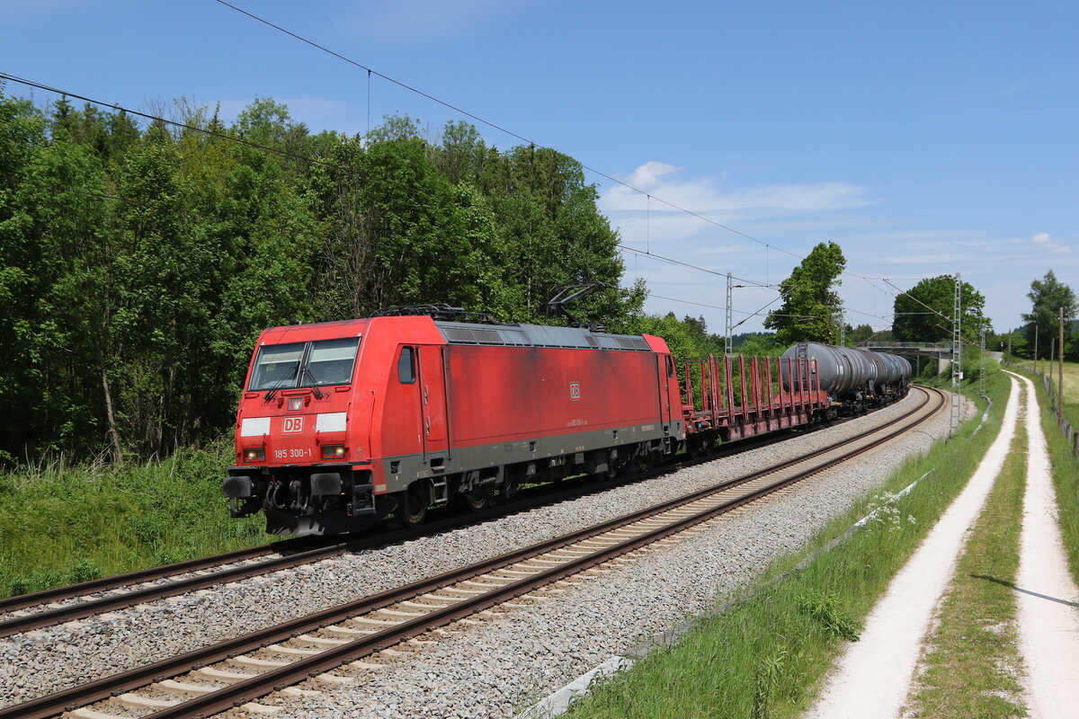 185 300 mit einem gemischten Gterzug aus Freilassing kommend am 2. Juni 2021 bei Grabensttt.
