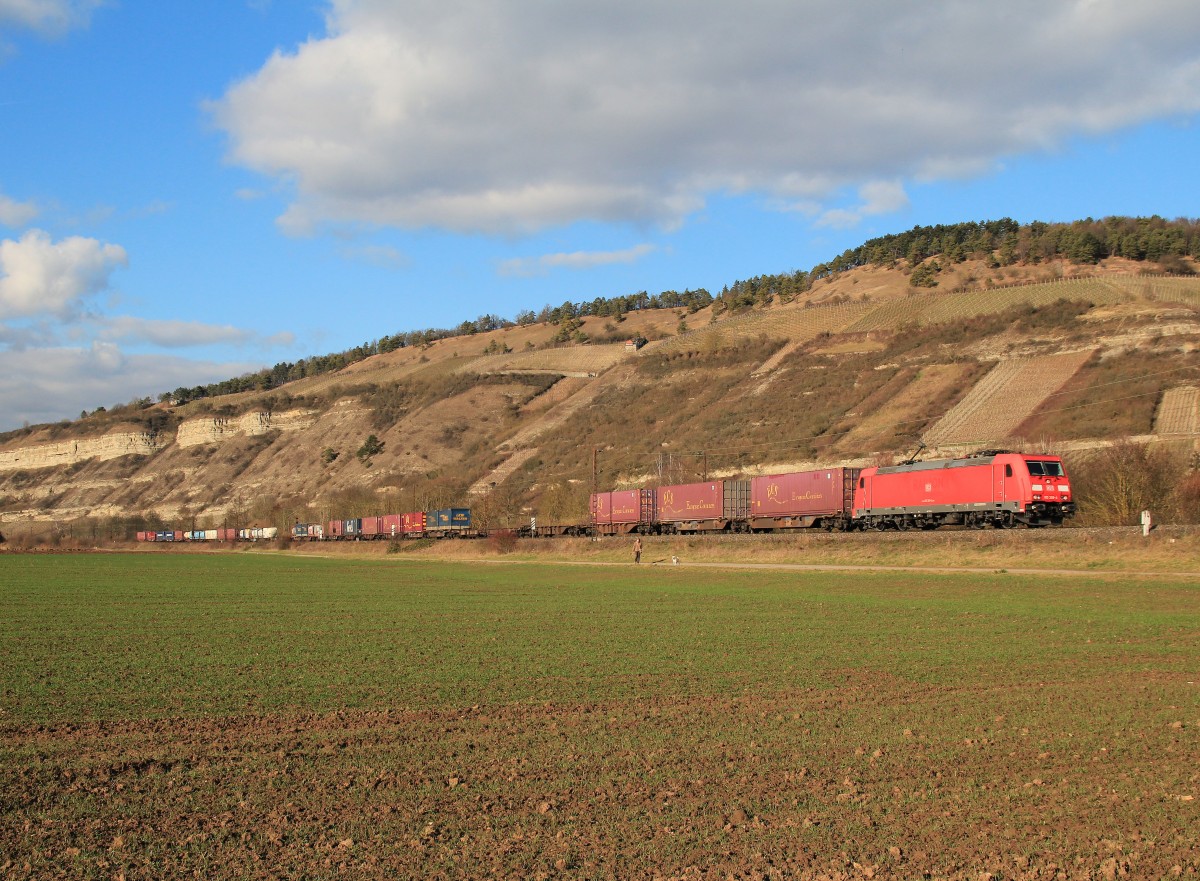 185 308-4 mit einem Containerzug am 20. Februar 2014 im Maintal.