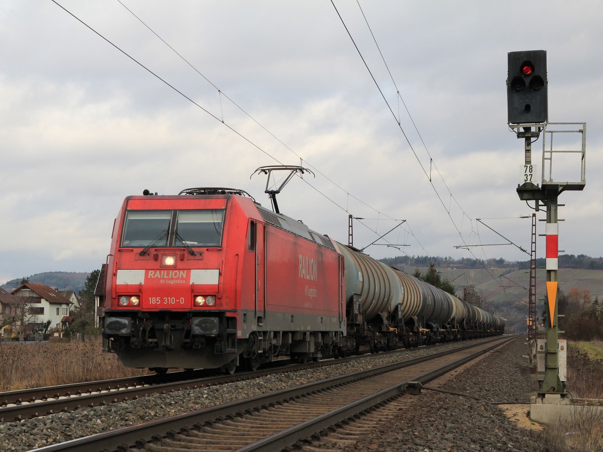 185 310-0 war am 21. Februar 2014 mit einem Kesselwagenzug im Maintal unterwegs.