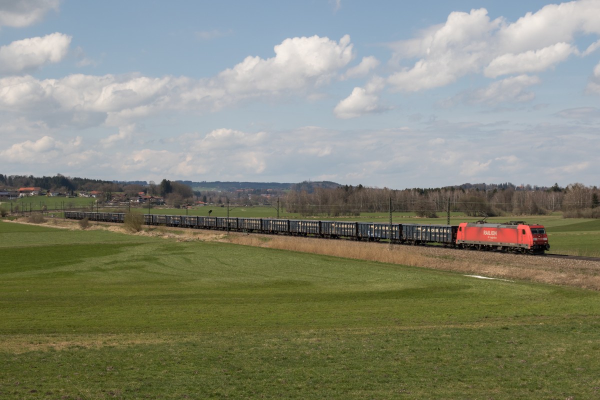 185 312-6 mit dem  Aicher-Zug  am 12. April 2015 bei Bernau am Chiemsee.