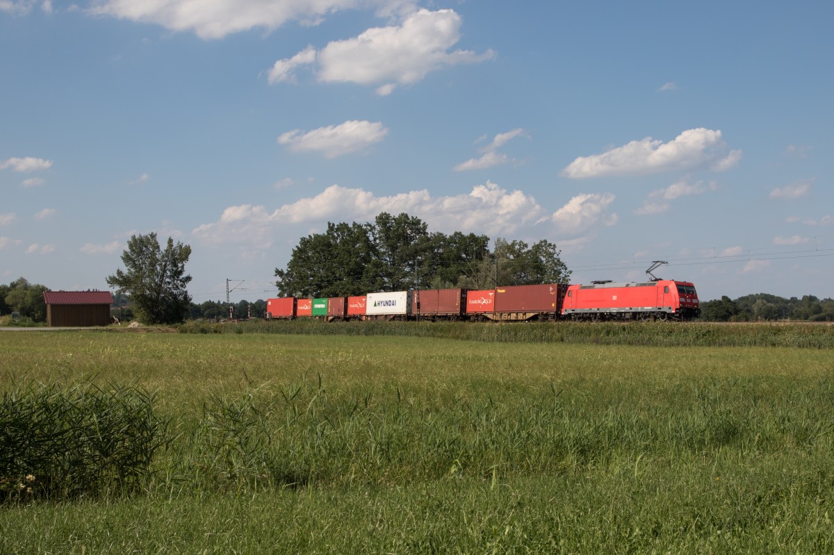 185 354-8 mit einem Containerzug am 21. Juli 2015 bei Weisham.