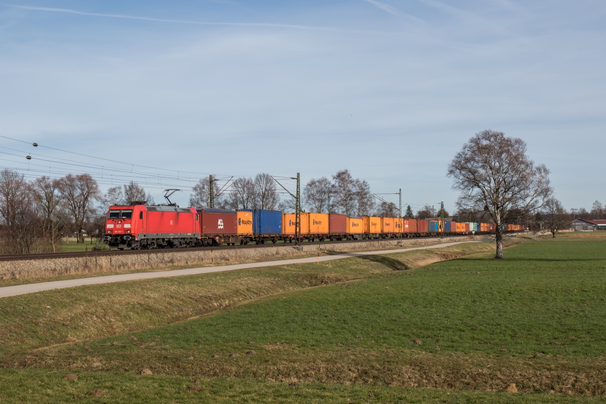 185 357-1 mit einem Containerzug aus Salzburg am 6. Februar 2016 kommend bei Übersee am Chiemsee.