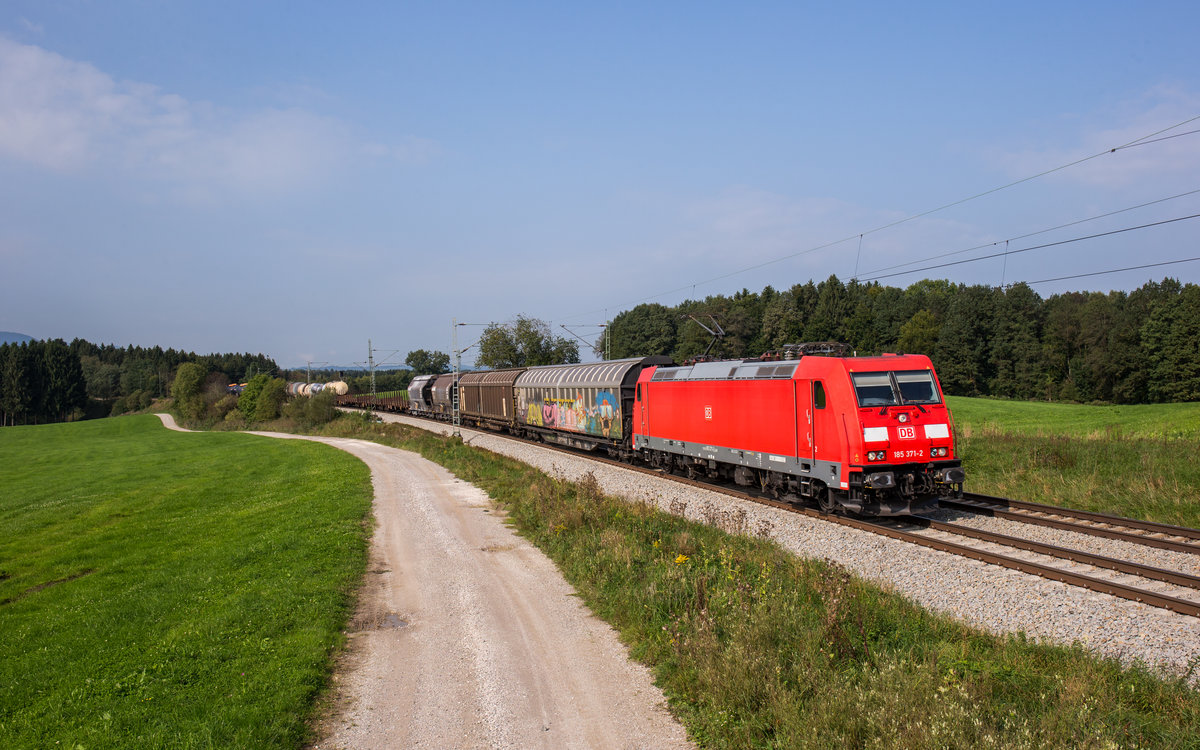 185 371-2 mit einem gemischten Gterzug am 23. September 2017 bei Grabensttt.