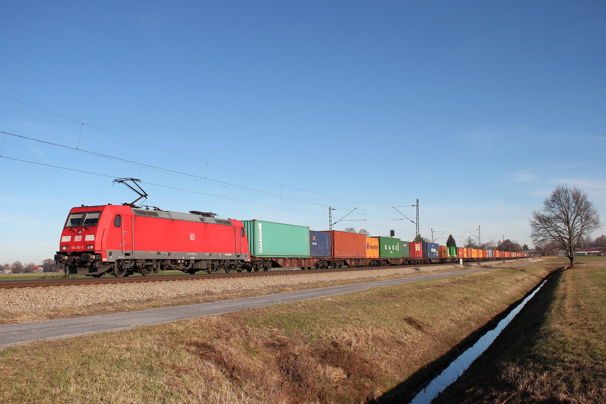 185 382-9 mit einem Containerzug aus Freilassing kommen am 10. Dezember 2016 bei bersee.