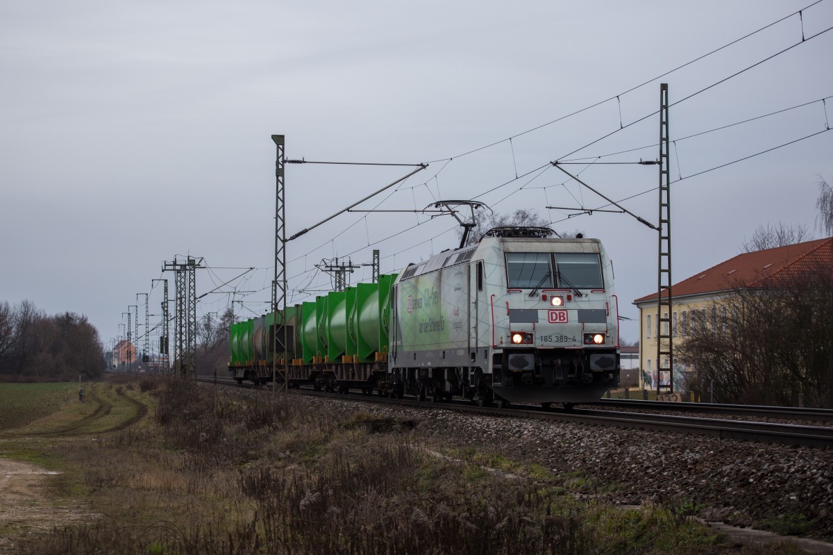 185 389-4 war am 2. Januar 2016 bei Burgweinting in Richtung Nrnberg unterwegs.
