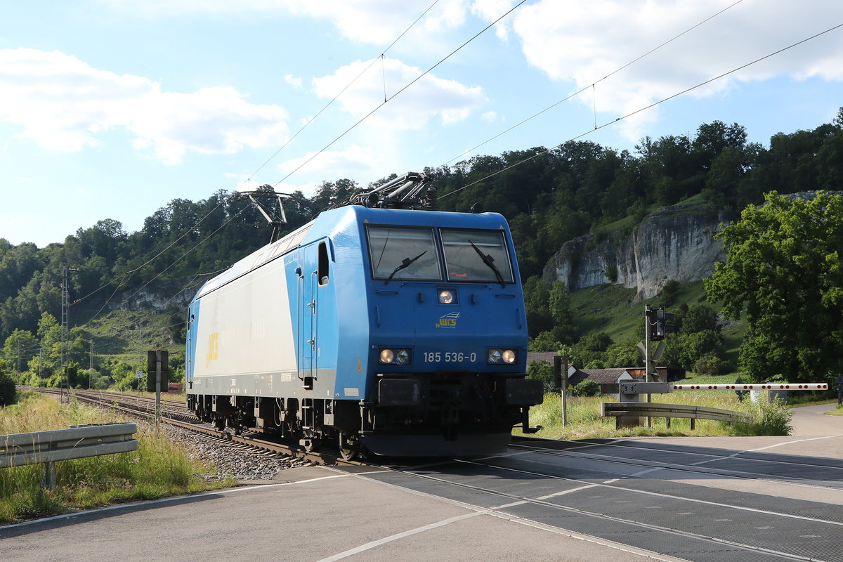 185 536 von  Widmer-Rail-Service  auf dem Weg nach Ingolstadt am 24. Juni 2020 bei Hagenacker im Altmhltal.