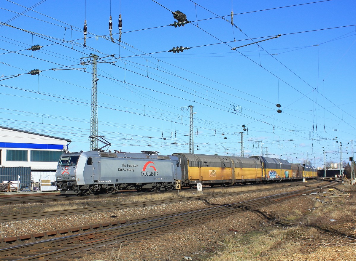 185 539-4 von  TX Logistik , erreicht am 6. Februar 2014 mit einem Autozug aus Dingolfing kommend, den Bahnhof von Landshut.