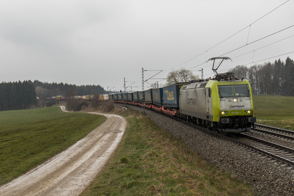 185 550-1 von  Captrain  mit dem  Walter -Zug am 25. Mrz 2016 bei Htt im Chiemgau.