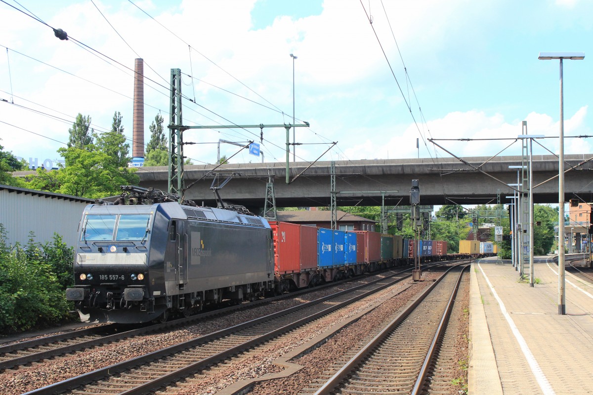 185 557-6 zeiht am 31. Juli 2013 einen Containerzug durch den Bahnhof von Hamburg-Harburg.