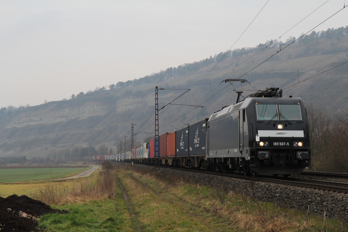 185 567-5 auf dem Weg in Richtung Wrzburg. Aufgenommen am 20. Februar 2014 kurz vor Thngersheim.