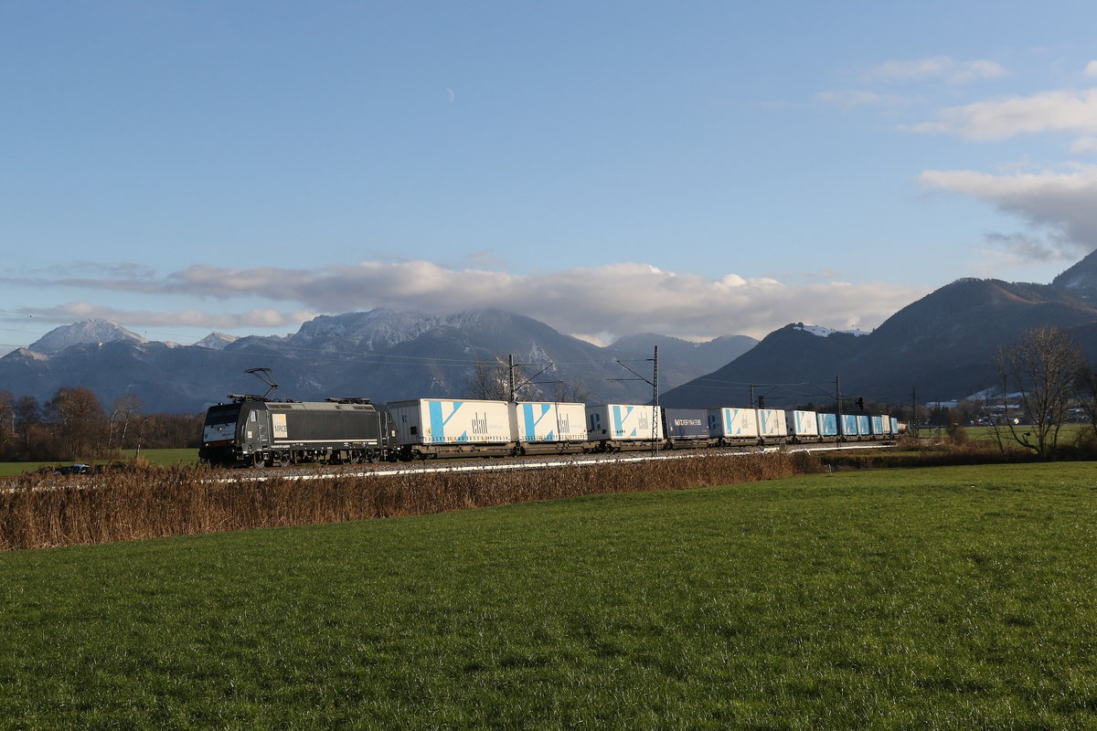 185 571 war am 3. Dezember 2019 mit dem 41856 aus Freilassing kommend bei Bernau am Chiemsee unterwegs.