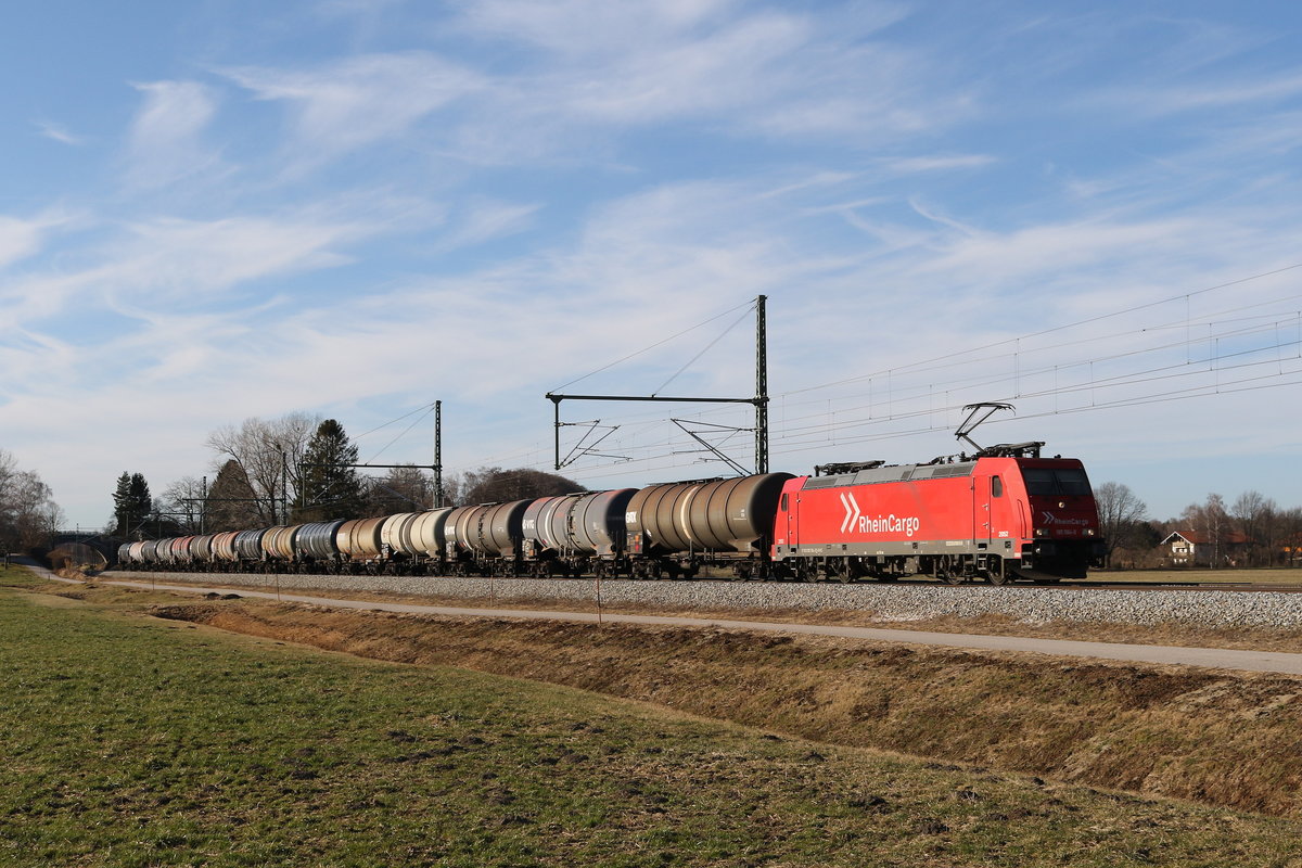 185 584 von  Rhein Cargo  mit einem Kesselwagenzug am 16. Januar 2020 bei bersee am Chiemsee.