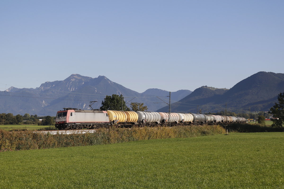 185 590 mit einem Kesselwagenzug aus Salzburg kommend. Aufgenommen am 12. September 2018 bei Bernau am Chiemsee.
