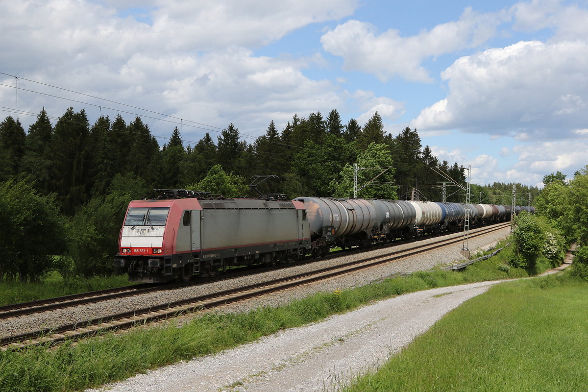 185 593 von  LTE  mit einem Kesselwagenzug am 24. Mai 2020 bei Grabensttt im Chiemgau.