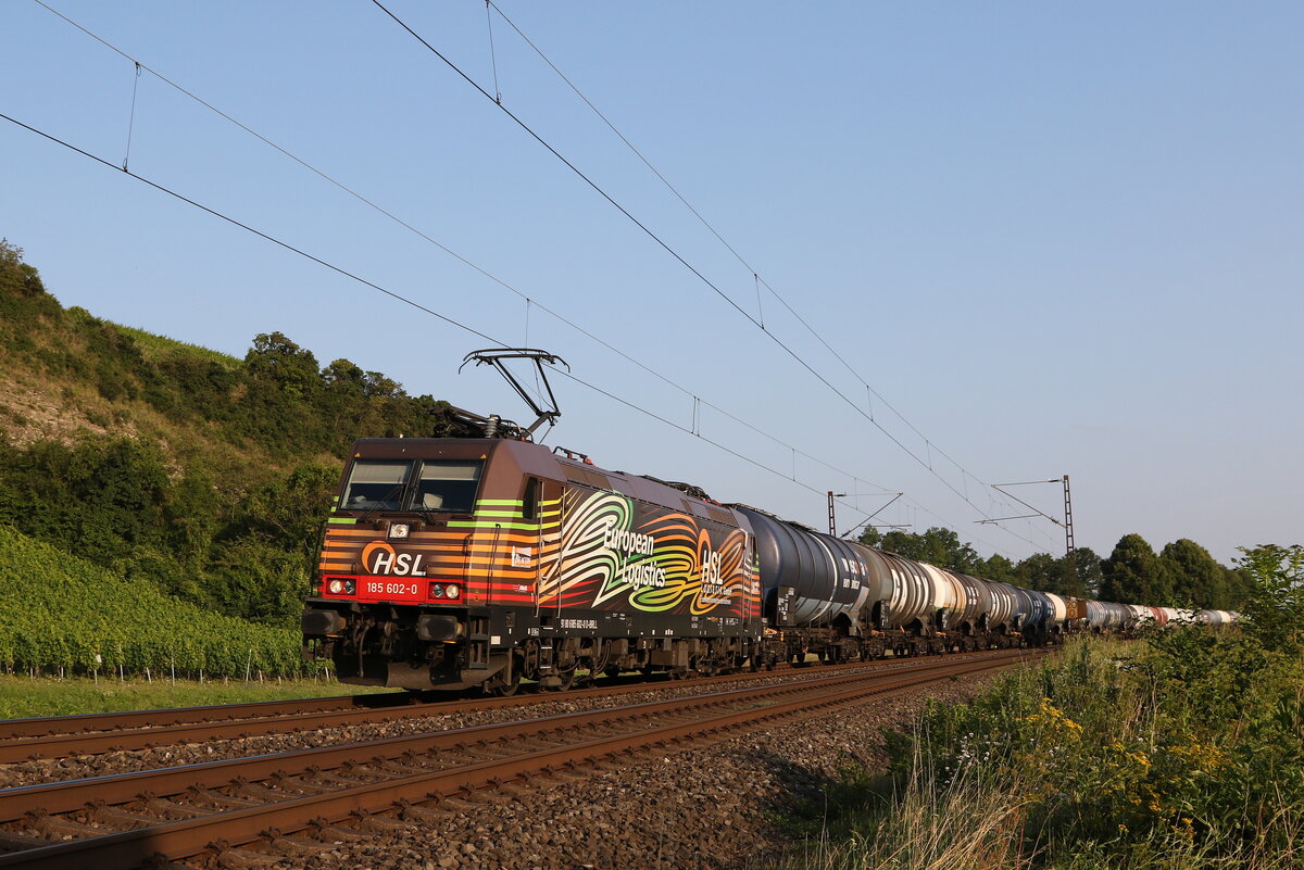 185 602 mit einem Kesselwagenzug aus Wrzburg kommend am 223. Juli 2021 bei Himmelstadt am Main.