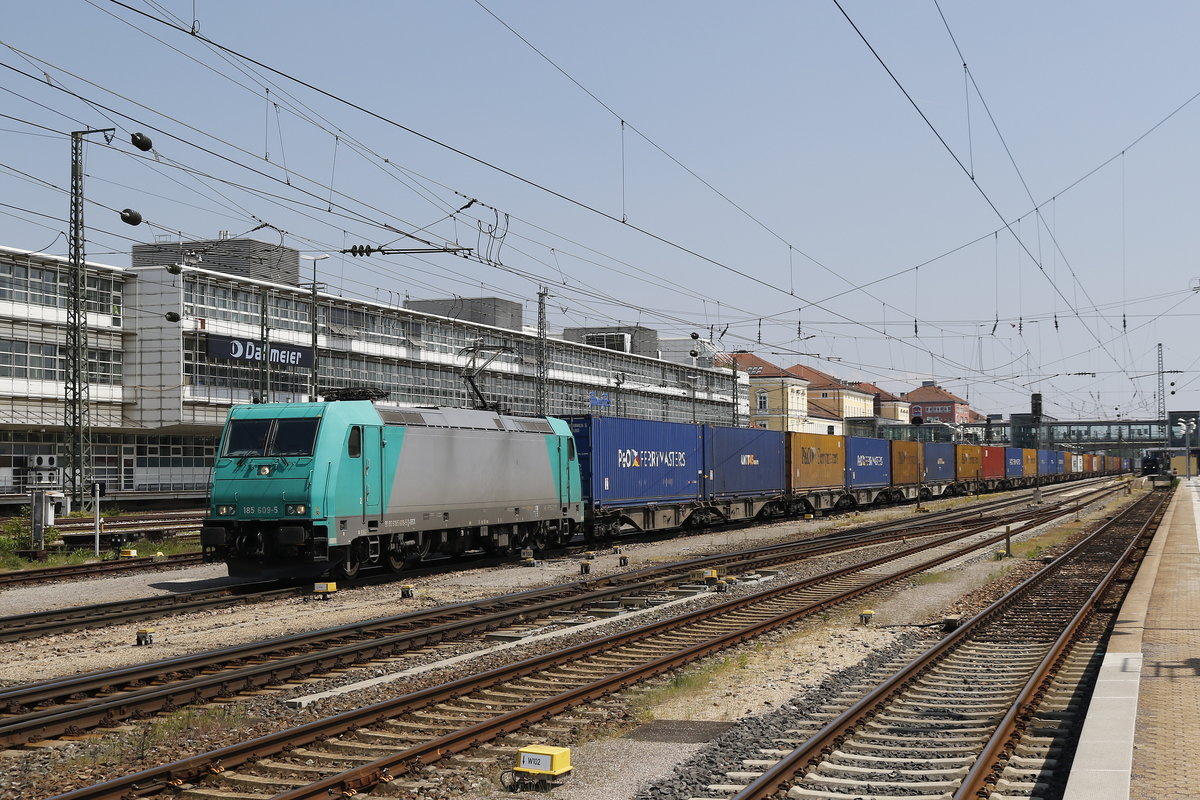 185 609-5 mit einem Containerzug am 19. Mai 2017 im Hauptbahnhof von Regensburg.
