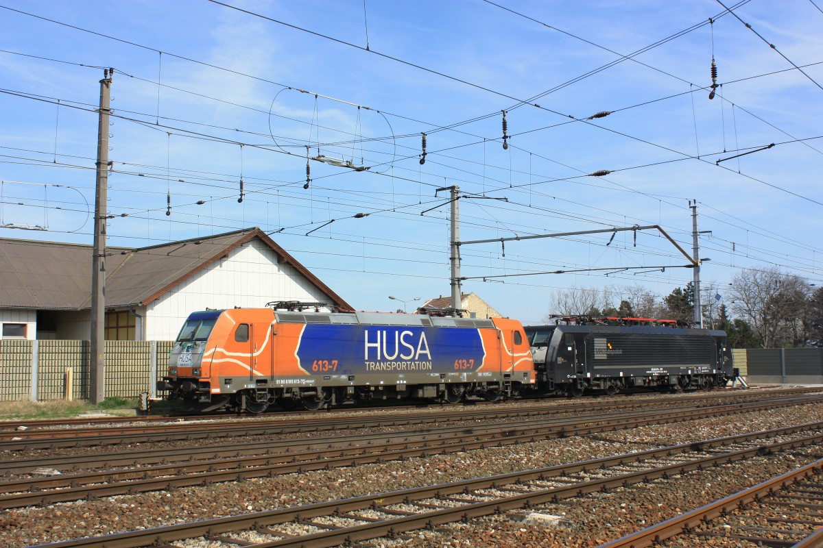 185 613-7 und ES 64 F4 110 von  MRCE  waren am 21. Mrz 2014 im Bahnhof Gramatneusiedl abgestellt.