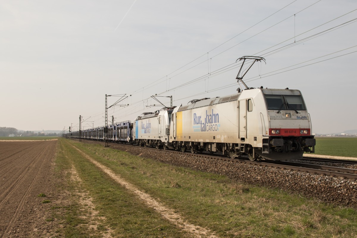 185 637-6 und 193 810 mit einem leeren Autozug am 9. April 2015 bei Mintraching.