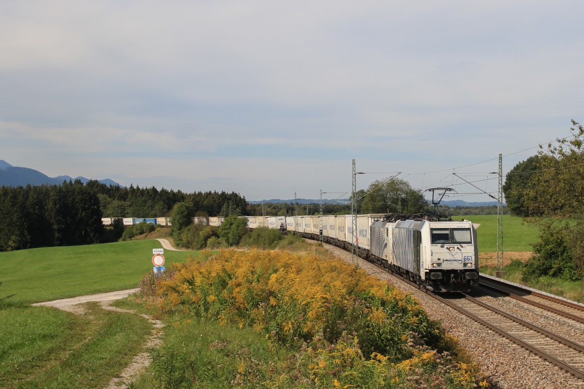 185 661 und 189 917 waren am 13. September 2015 mit dem  Ekol-Zug  bei Grabensttt in Richtung Salzburg unterwegs.